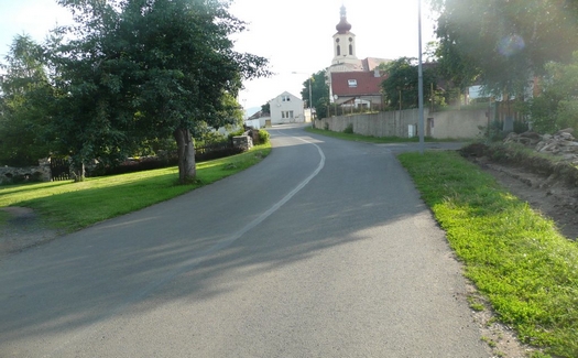 Obec Obrnice pohled na kostel ve Zlatníkách