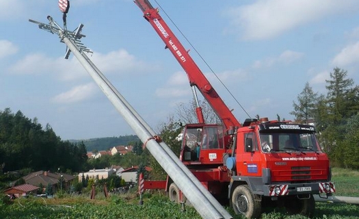 Výstavba nadzemního vedení nízkého a vysokého napětí