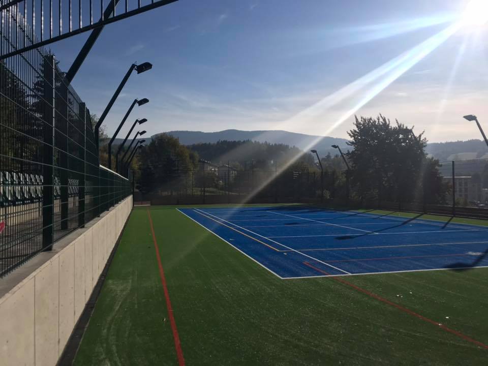 Hřiště pro atletiku, tenis, fotbal i školní tělovýchovu