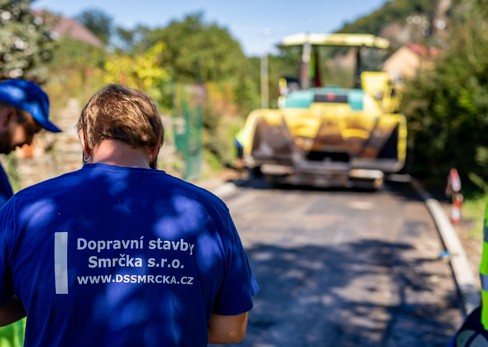 Pokládka konstrukčních vrstev finišerem jižní Morava