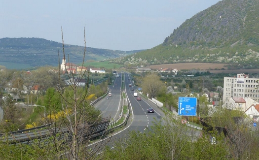 Obec Obrnice pohled na kopec Zlatník