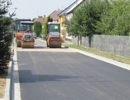 Stavba nové cesty v obci