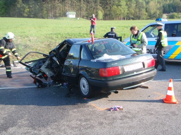 odtahová služba přispěchá na pomoc při dopravní nehodě