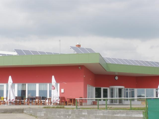 Fotovoltaická elektrárna na plochých střechách firem