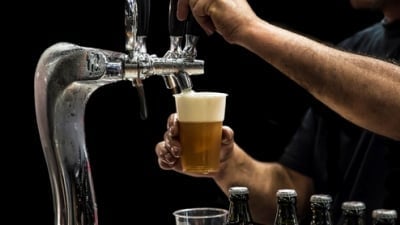 Nižší DPH na čepované pivo nebude platit pro všechny, stánkaři mají smůlu