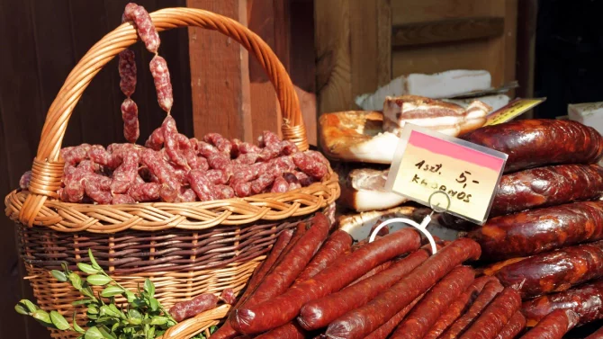 Kupovat v létě maso a uzeniny na farmářských trzích. Je to vůbec bezpečné?