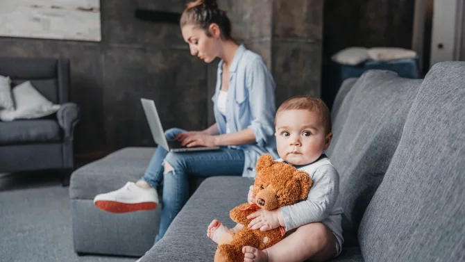 O rodičovský příspěvek je možné žádat online. Pomůže s tím videonávod