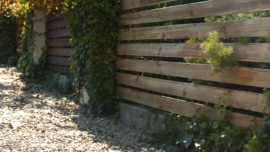 Ochrana, impregnace nových i starších dřevěných plotů proti škůdcům a plísním