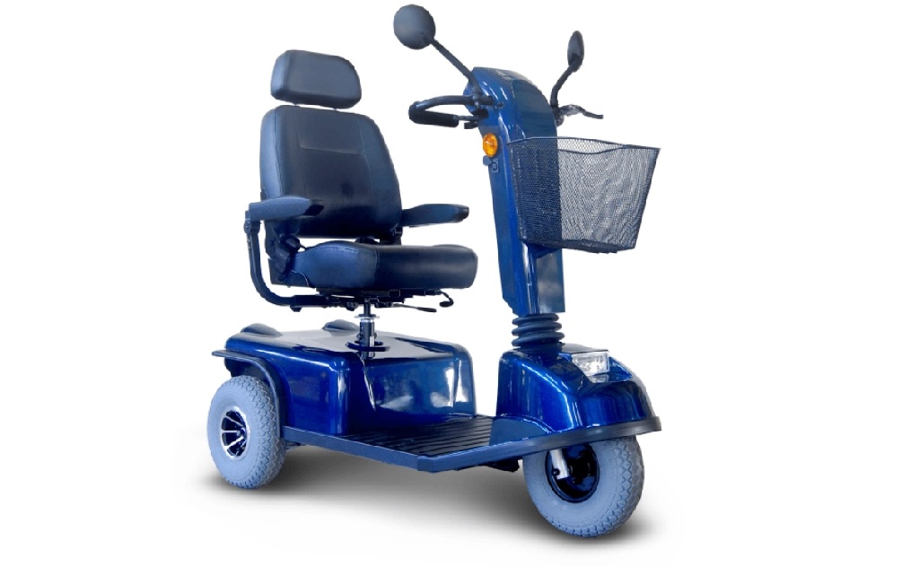 starší elektrický tříkolový invalidní skútr
