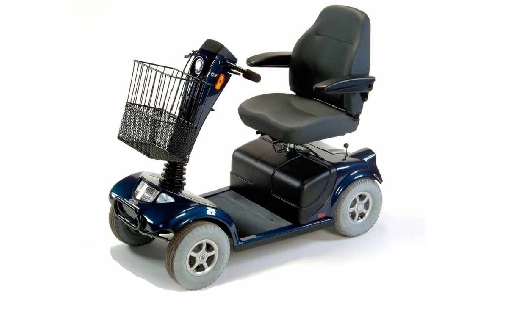 starší čtyřkolový invalidní vozík