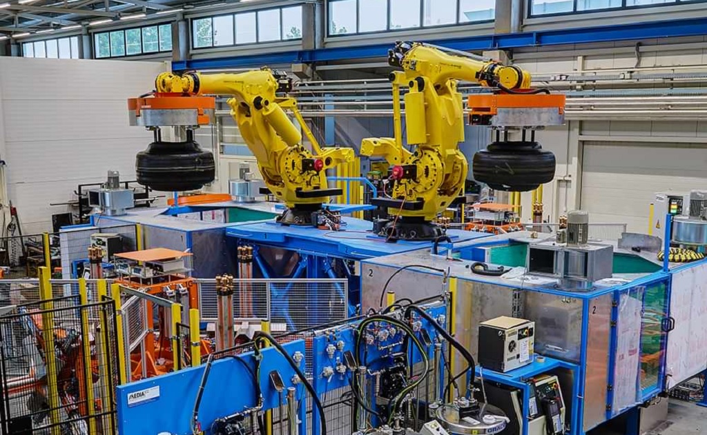 Robotizované stroje pro pneumatikářský průmysl - stroje pro robotickou manipulaci, čištění forem, řezačky textilních kordů