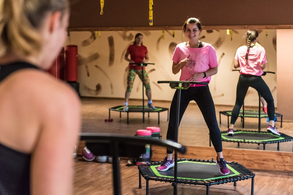 Cvičení na trampolínkách - pravidelné skupinové lekce Jumping