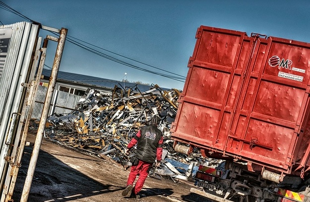 Zpracování a výkup kovového odpadu v Opavě - nakládka hydraulickou rukou, přistavení kontejneru