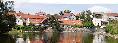 Obec Slaník na břehu řeky Otavy s vodáckým kempem