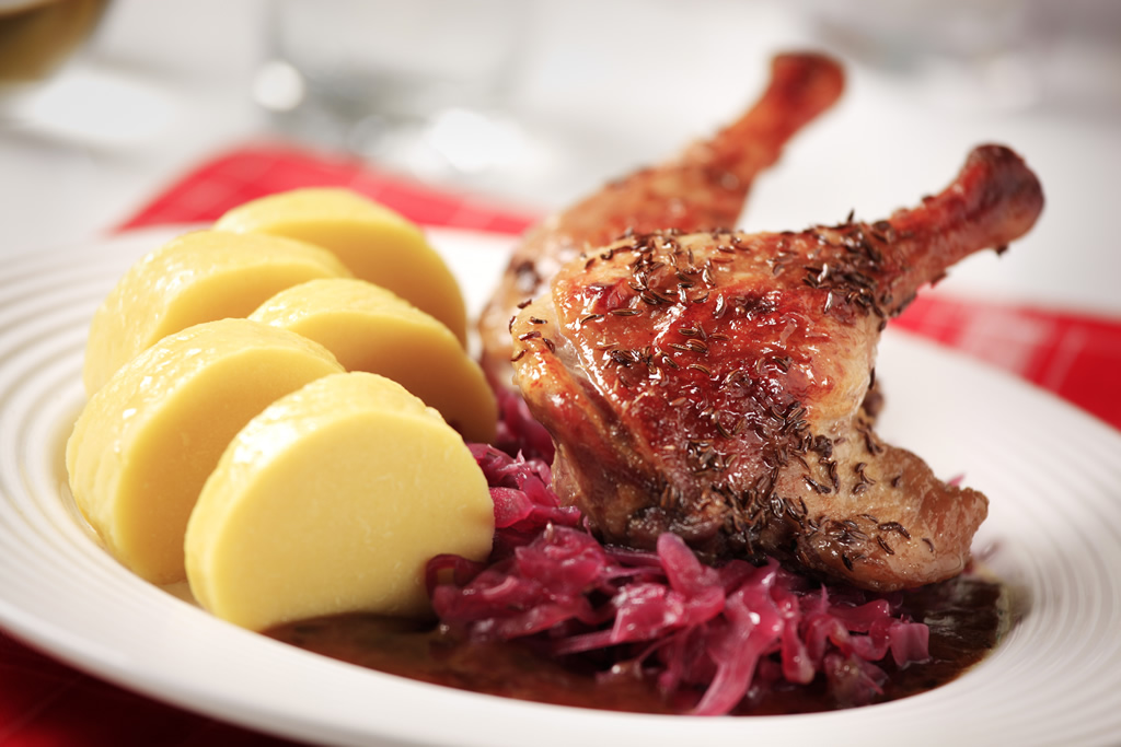 Stylová restaurace připraví speciality na objednávku - pečená kachna, tatarák