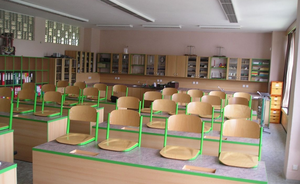 Školní nábytek, vybavení učeben