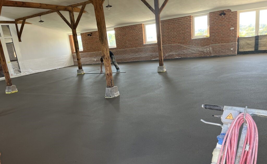 Strojně hlazené betonové podlahy