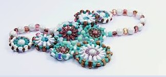 Výroba náhrdelníků ze skleněných perel