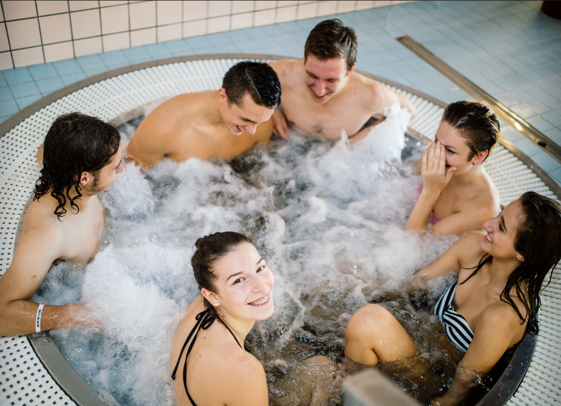 Relaxace ve vířivce -  Krytý bazén v Ústí nad Orlicí