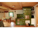 Ubytování v roubence se společenskou místností s kachlovými kamny v Orlických horách