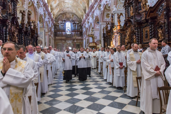 Pouť biskupů a kněží ke hrobu arcibiskupa A.C.Stojana