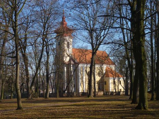 Historie obce Břežany na Znojemsku: Od středověkých počátků po barokní zámek